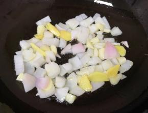 炒锅内倒适量的食用油烧热，下入姜片、蒜片和洋葱炒香。