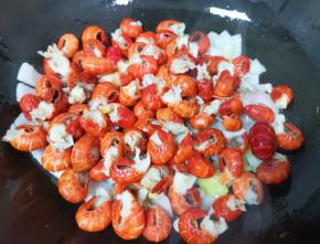 下入焯过水的龙虾尾。