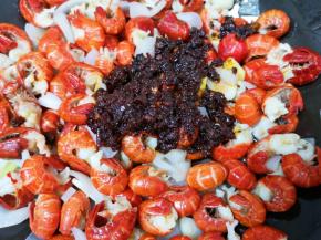 加入麻辣小龙虾调料。