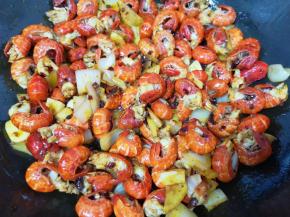 翻炒两分钟左右。