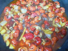 转小火煮10分钟左右让虾尾入味。