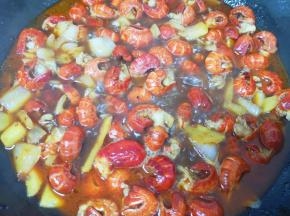 转小火煮10分钟左右让虾尾入味。