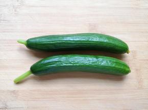 小青瓜洗干净。