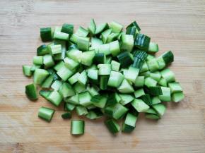 切成1厘米左右的小块。