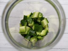 将青瓜块放入MONJ真空便携榨汁杯里面。