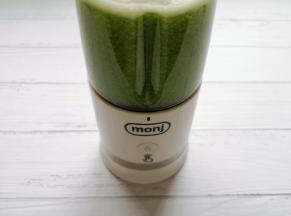 一分钟不到，青瓜汁就榨好了（如果当时不喝或者需要外出携带，可将MONJ真空便携榨汁杯杯盖上面的真空提手，上下提拉8下将空气抽离，形成密封环境，防止食材氧化）。