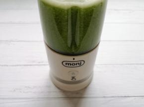 一分钟不到，青瓜汁就榨好了（如果当时不喝或者需要外出携带，可将MONJ真空便携榨汁杯杯盖上面的真空提手，上下提拉8下将空气抽离，形成密封环境，防止食材氧化）。