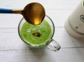 榨好的青瓜汁倒入杯子里，根据自己的口味放蜂蜜调味（直接喝也是可以的）。