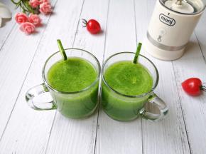 和宝贝一人一杯青瓜蜂蜜汁。