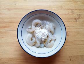 虾仁洗干净，放料酒、味极鲜酱油和玉米淀粉。