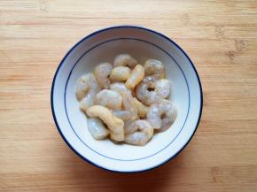 搅拌均匀腌制10分钟左右。