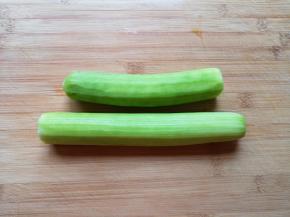 丝瓜去皮洗干净。