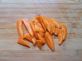 胡萝卜切成片。