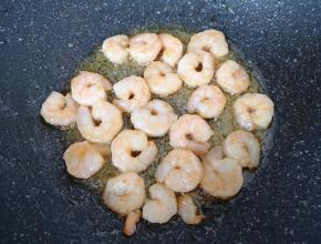 炒锅内倒适量的食用油烧热，下入虾仁炒熟，盛出备用。