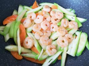 下入炒好的虾仁。