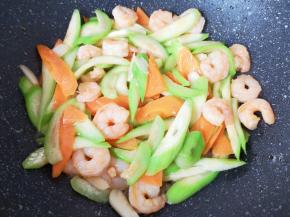 加入生抽翻炒均匀。