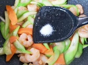 放盐调味。