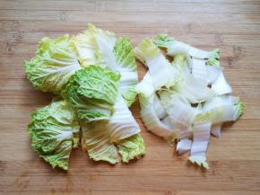 白菜叶和白菜帮分开切成块，清洗干净。