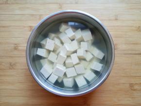 用淡盐水浸泡10分钟左右。