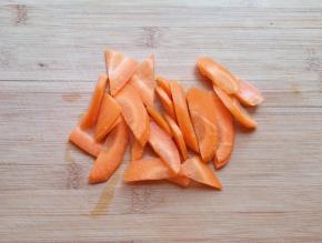 胡萝卜切成片。