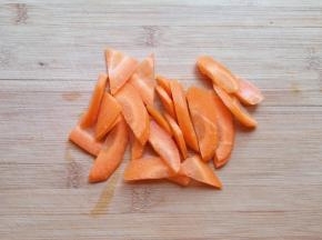 胡萝卜切成片。