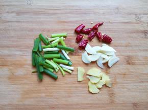 葱姜蒜和干红辣椒分别切好。