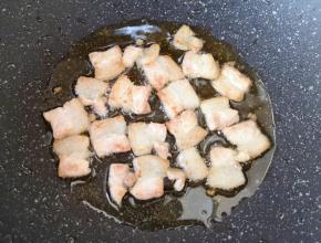 炒锅内倒适量的食用油烧热，下入肉片煸炒出油脂。