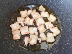 炒锅内倒适量的食用油烧热，下入肉片煸炒出油脂。