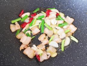 下入葱姜蒜和干红辣椒炒香。