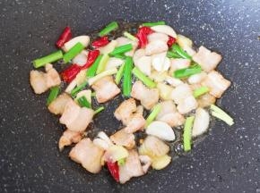 下入葱姜蒜和干红辣椒炒香。