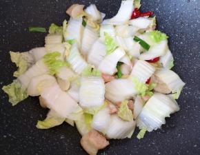 下入白菜帮翻炒至变软。