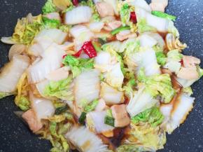 加入生抽翻炒均匀。