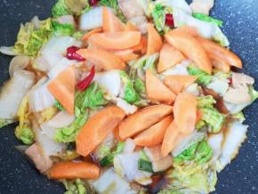 下入胡萝卜片翻炒均匀。