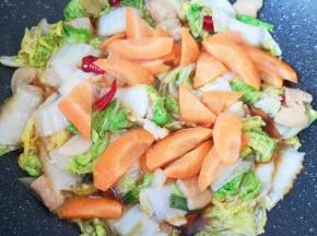 下入胡萝卜片翻炒均匀。
