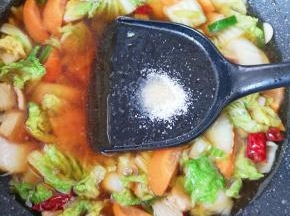 加入开水，放盐调味。