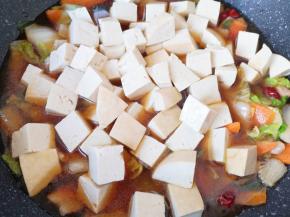 烧开以后下入老豆腐，再次烧开转中小火炖10分钟。