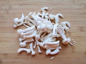 白玉菇切去根部，浸泡一下清洗干净。