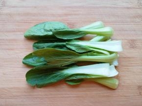 青菜洗干净。