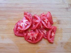 西红柿洗干净，去皮切成片。