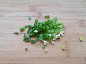 小葱切成葱花。