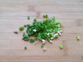 小葱切成葱花。
