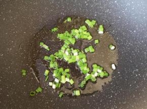 炒锅内倒适量的食用油烧热，下入葱花炝香。