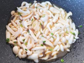 加入生抽翻炒均匀。