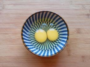 鸡蛋打散。