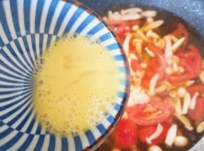 转圈倒入锅里。