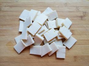 千叶豆腐冲洗一下，用厨房用纸吸干表面的水分，切成片。