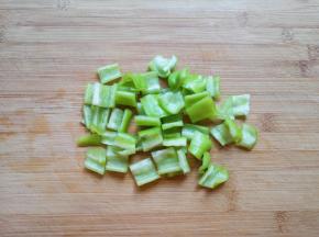青椒去籽洗干净切成小块。