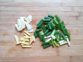 葱姜蒜分别切好。