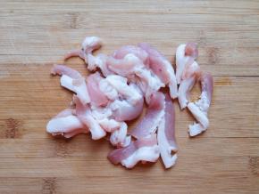 大肉切成片（选择肥肉相间的肉）。