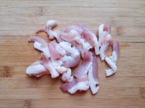 大肉切成片（选择肥肉相间的肉）。
